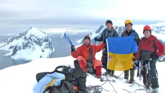 Українські полярники вже 22 роки живуть і проводять дослідження на станції "Академік Вернадський". На фото - учасники 11-ї експедиції (