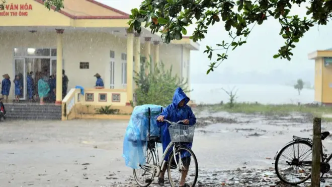 Người dân huyện Hải Lăng, tỉnh Quảng Trị, tới nhà văn hóa địa phương nhận thực phẩm cứu trợ