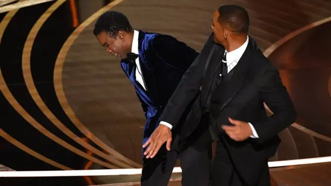 จังหวะที่วิลล์ สมิธ นักแสดงชาวอเมริกันขึ้นเวทีไปตบหน้า คริส ร็อก พิธีกรประกาศมอบรางวัลในงานประกาศรางวัลออสการ์ 2022