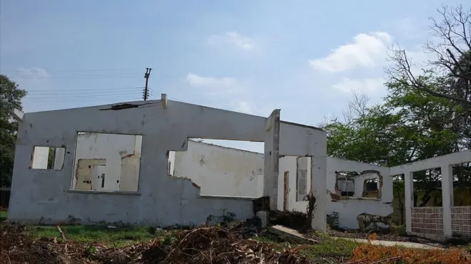 Son la minoría, pero muchas de las casas de las urbanizaciones petrolera están así, abandonadas.
