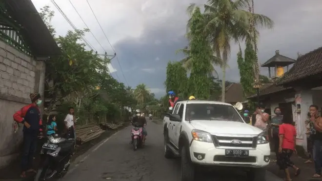 Warga di kaki Gunung Agung mengenakan masker untuk menghindari efek buruk abu vulkanik.