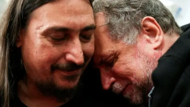 Хав'єр Дарру Міяльчук (ліворуч) обіймає свого дядька Роберто