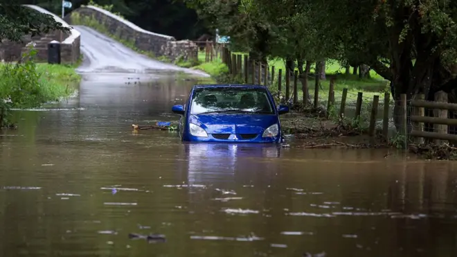 سېلاب له امله په وېلز کې ځینې سړکونه تړل شوي او موټروانان په تګ کې له ستونزو سره مخ دي.