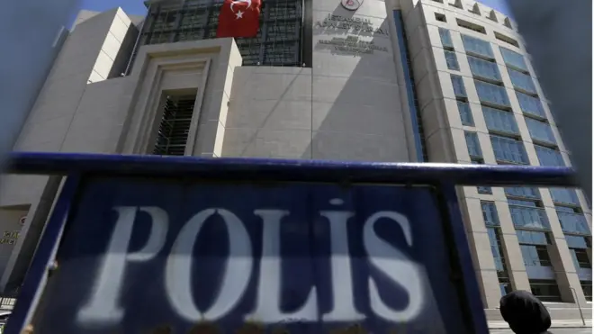 Yeni KHK'lara göre 2000'den fazla polis memuru ihraç edildi.