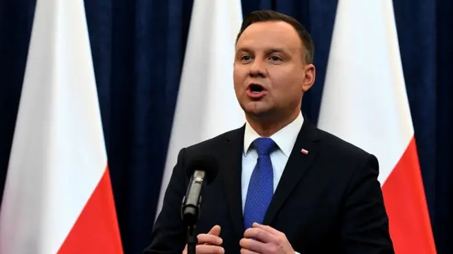 أندريه دودا يعقد مؤتمرا صحفيا في 6 فبراير/شباط 2018 في وارسو يعلن فيه أنه سوف يوقع مشروع قانون المحرقة المثيرة للجدل الذي أثار توترات مع إسرائيل