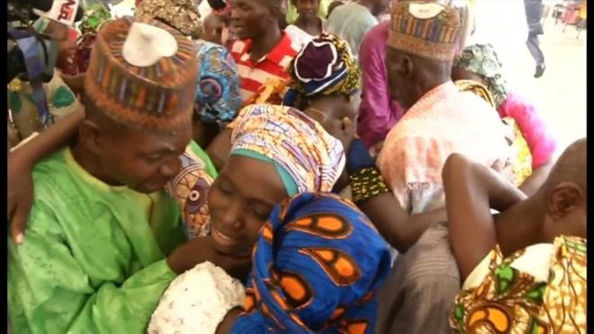 2014年にナイジェリア北東部チボクの学校からイスラム過激派組織ボコ・ハラムによって拉致された女子生徒276人のうち21が解放され、今月16日に家族と再会を果たした。