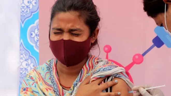 सभी वयस्क भारतीयों के 80% हिस्से को कम से कम एक कोविड वैक्सीन डोज़ दी जा चुकी है.