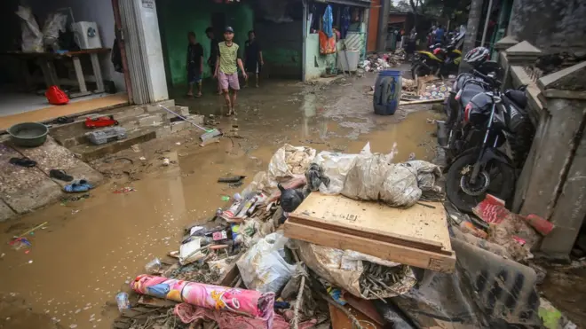 Suasana di Kota Tangerang, Banten, setelah dilanda banjir.