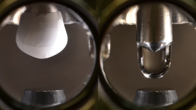 A la izquierda se ve el témpano de hielo de agua ultrapura. A la derecha, la gota que se formó con el hielo derretido en el vacío.