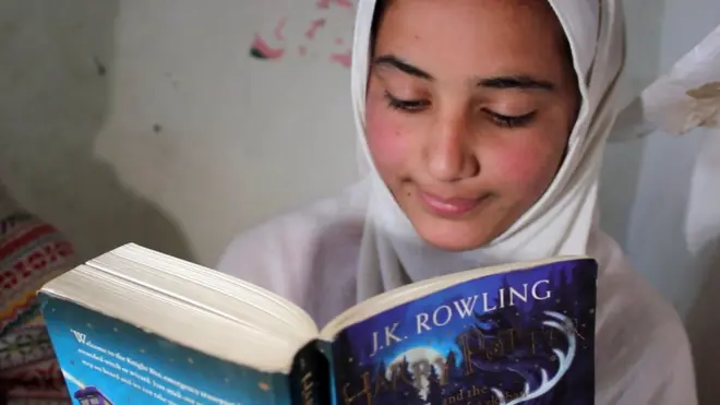 کلثوم بانو بٹ نے سکول کی لائبریری میں برطانیہ کی معروف ادیبہ جے کے رولنگ کے ناول ہیری پوٹر کا مطالعہ کیا تو وہ ان سے ملاقات کے لیے بے قرار ہو گیئں