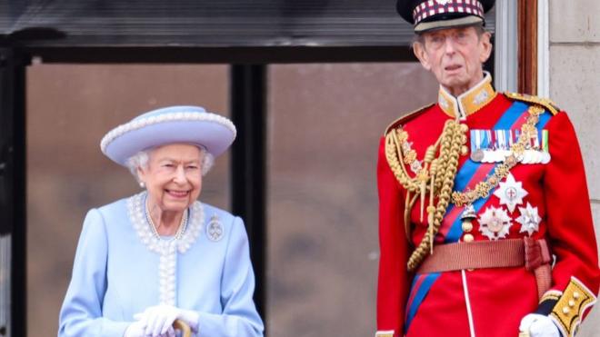 Rainha Elizabeth 2º e o príncipe Edward, Duque de Kent na varanda do Palácio de Buckingham durante o desfile Trooping the Color