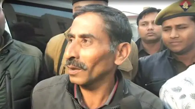 मुकेश का कहना है कि उनके सामने इंस्पेक्टर सुबोध सिंह को प्रशांत नट ने गोली मारी