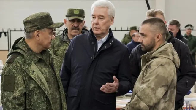 Кубинка, Московская область, 1 октября. Сергей Собянин и Сергей Шойгу проверяют условия размещения мобилизованных