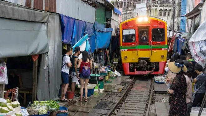 Chợ đường tàu Maeklong ở tỉnh Samut Songkhram của Thái Lan