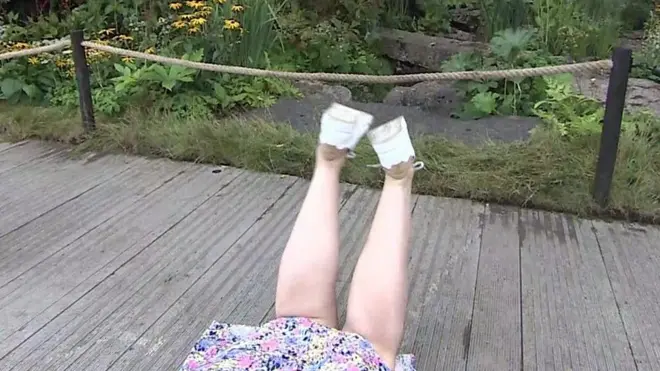 كلبة توقع مذيعة على الهواء مباشرة