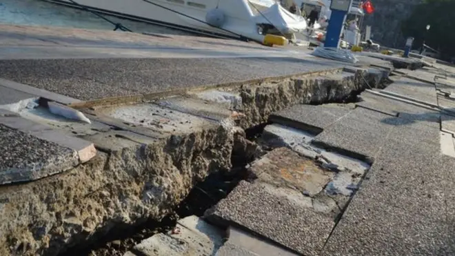De grandes fissures visibles près de la jetée sur un port de Kos