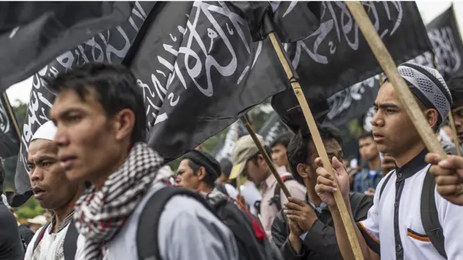 Kemenkumham mengatakan walaupun HTI mencantumkan Pancasila pada dasar pembentukan lembaga mereka, berbagai kegiatan ormas itu bertentangan dengan lima sila Pancasila.