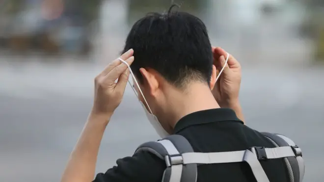 23일 서울 도심 출근길 한 시민이 마스크를 벗고 있다