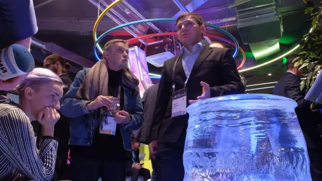 Крупнейший в мире искусственный кристал сапфира в павильоне Роснано