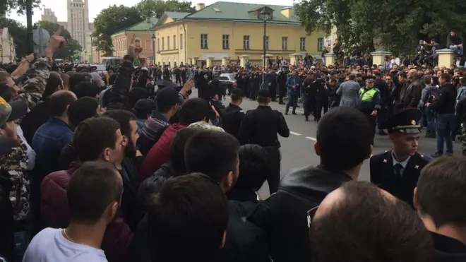 На акции у посольства Мьянмы в центре Москвы собралось около тысячи человек