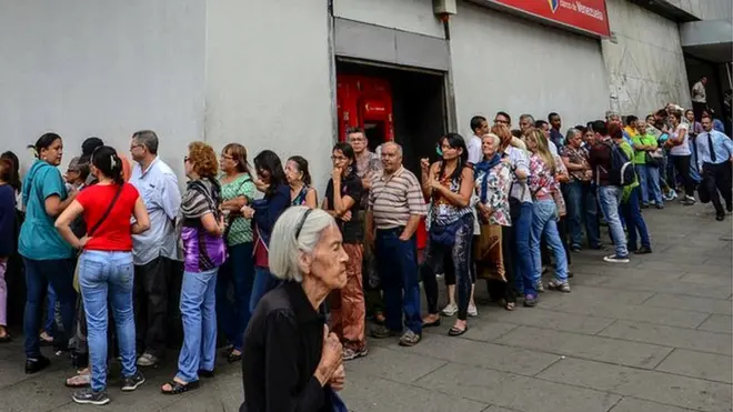 La espera se prolongó durante horas para canjear o depositar los billetes de 100 bolívares.