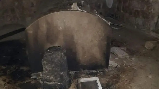 Awọn eeyan Juu kan gbagbọ pe Josẹfu inu bibeli ni wọn sin oku rẹ sinu iboji naa, ṣugbọn awọn Musulumi sọ pe Ṣeiki kan ni wọn sin sibẹ.