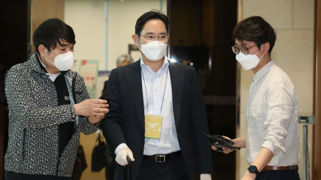 이재용 삼성전자 부회장은 그룹 경영권 승계를 위해 부정한 방식으로 계열사를 합병하고 회계장부를 조작한 혐의를 받고 있다