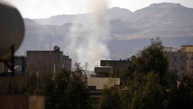 ألسنة اللهب تتصاعد في سماء بعض مناطق صنعاء التي شهدت اشتباكات بين قوات صالح والحوثيين.