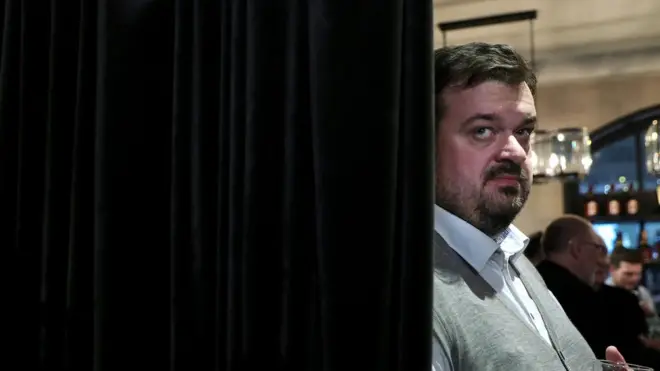 Василий Уткин, который должен был стать голосом домашнего чемпионата мира, успел прокомментировать на Первом только одну игру