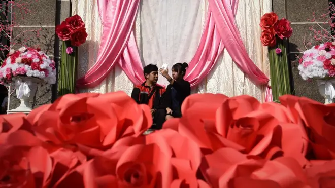 کچھ لوگوں کا خیال تھا کہ 'ڈائمنڈ ہارٹ' کے عنوان سے یہ گیت شاید عوام کے لیے ویلنٹائز ڈے کا تحفہ ہے