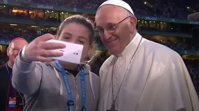 فتاة تلتقط سلفي مع بابا الفاتيكان