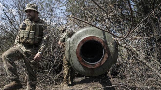 上個月，烏克蘭士兵在赫爾松附近的南部前線凖備大炮