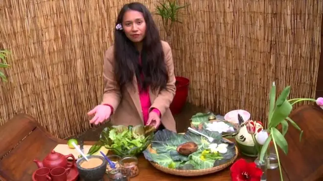 Dina dengan resep dan bahan gado-gado, hasil dari kebun sendiri.
