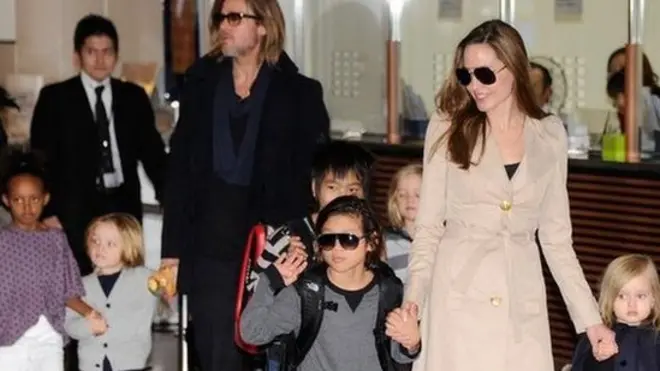 Брэд Питт, Анджелина Джоли и их дети в аэропорту Ханэда в Токио 8 ноября 2011 года