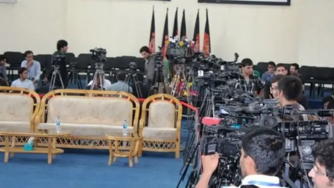 اوسمهال په افغانستان کې ۱۵۰ تلویزونونه له ۲۴۰ ډېرې رادیوګانې او شاوخوا ۵۰۰ چاپي خپرونې فعالیت کوي.