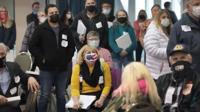 مراقبو الانتخابات يناقشون بعض الإجراءات التي تسبق عملية إعادة فرز الأصوات في مقاطعة ميلووكي في ويسكونسين