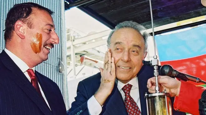 Sabiq prezident Heydər Əliyev və oğlu İlham Əliyev