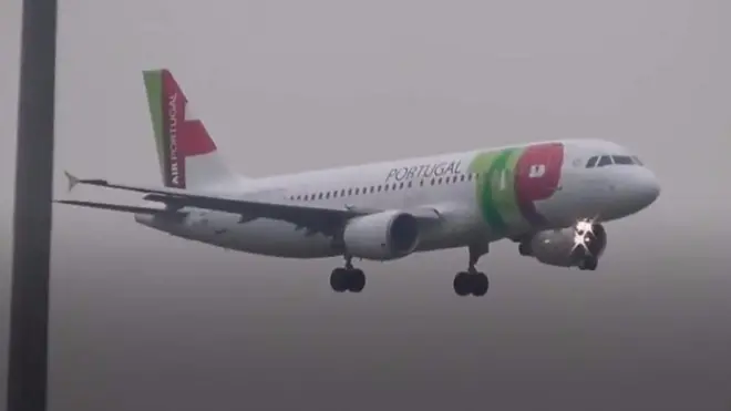 بالفيديو: طائرات تواجه صعوبة في الهبوط بمطار مانشستر