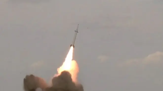 صورة من التليفزيون الإيراني للصاروخ رعد 500