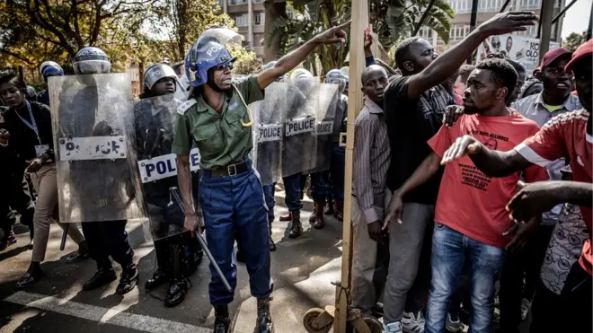 Face à face tendu entre forces de l'ordre et manifestants