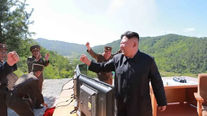 Líder da Coreia do Norte, Kim Jong-un, celebra lançamento bem-sucedidochelsea west hammíssil intercontinental