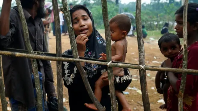 Ratusan ribu pengungsi Rohingya tiba di kamp-kamp pengungsian di Bangladesh menyusul aksi kekerasan terhadap mereka.