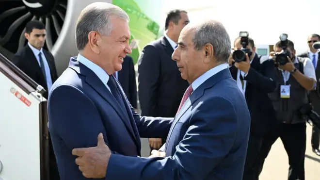 Президент Мирзиёевни Фузулий аэропортида Озарбайжон Бош вазирининг биринчи ўринбосари Яқуб Аюбов кутиб олди.