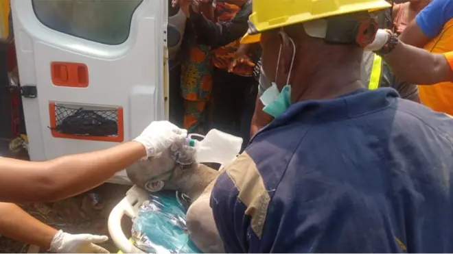 Di man wey survive di building accident dey get medical treatment