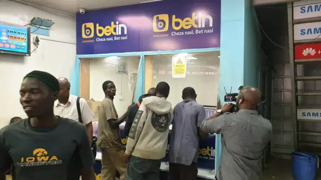 Vijana katika kituo cha kucheza kamari cha Betin jijini Nairobi, baadhi wanasemaukosefu wa ajira ndio sababu inayowafanya wacheze