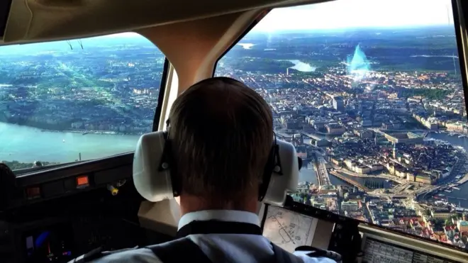 Vista desde cabina de avión de la ciudad de Estocolmo, Suecia.