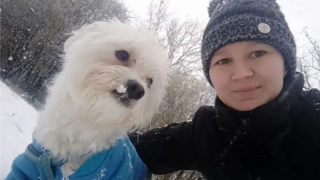 Zbog zabrane izlasaka za starije od 65 godina, nekim vlasnicima pasa je potrebna pomoć volontera