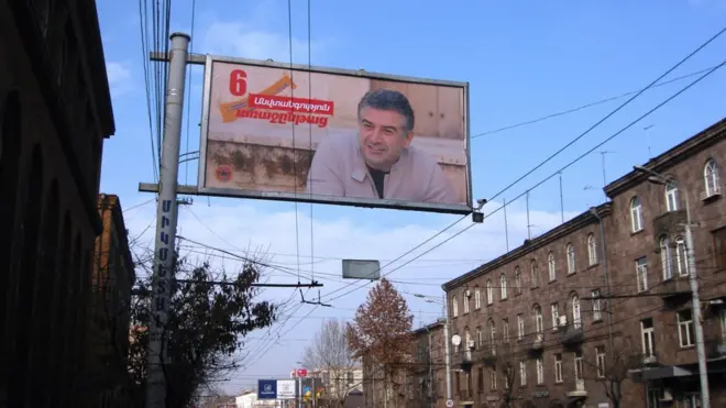 Baş nazir Karen Karapetyan hakim partiyanın simvoluna çevrilib