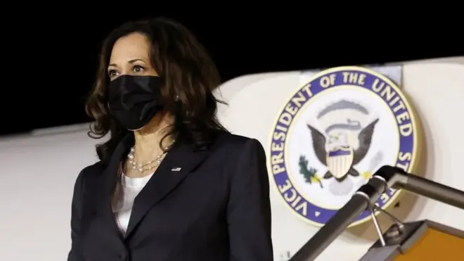 Phó Tổng thống Hoa Kỳ Kamala Harris đáp xuống sân bay tại Hà Nội, Việt Nam, ngày 24 tháng 8 năm 2021