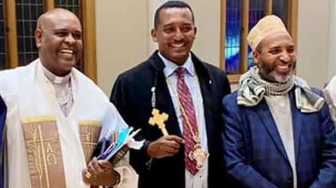 Luba Saamu'eel Biraanuuu wal gahii Jawaar Mahaammad Waashingitan DCtti waame irratti argamuun hojii irraa kan dhorkaman. Bitaa irraan sadaffaa irra kan jiran.